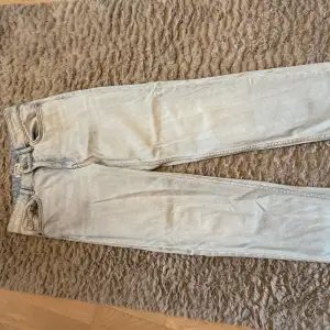 Ett par ljusa jeans i straight modell ❤️ köpta på Lindex och är i Strlk 36💕 Säljer för att de är för små, köparen står för frakten!✨