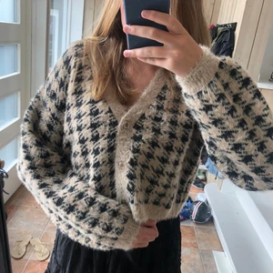 Stickad tröja  - Superskön ulltröja som funkar både på vintern och kallare sommarkvällar. Använt supermycket men är fortfarande i väldigt bra skick. Tröjan har knappar på sig som går att knäppa upp om man vill det. Skriv för fler frågor eller bilder!💕