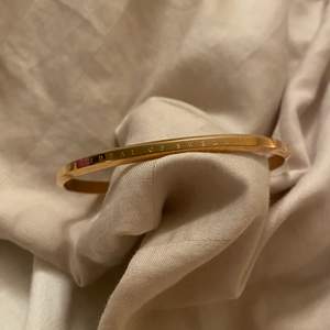 Ett guldigt armband från Ideal of Sweden som aldrig är använt. Nypris 500 kr, jag säljer för 80 kr. 💌