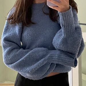 blå stickad - Blå stickad tröja med ballongärmar, väldigt mjuk sticks inte alls!