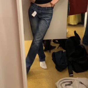 Lågmidjade jeans💗 - Lågmidjade jeans köpta på Erikshjälpen men får inte användning för de då jag har liknande💗 Bra skick för att vara second hand!💗 Som referens är jag lite över 1,70 cm💗 Frakt tillkommer