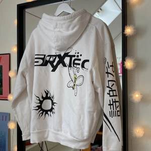 Hoodie - Hoodie med coolt tryck bak och fram och på arnarna. 