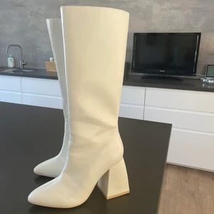 Stövlar klack - Helt oanvända stövlar med klack från Nelly i storlek 36  