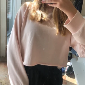 Tjocktröja  - Baby rosa långärmad tröja som är lite kortare i modellen. Andvänt töjan några fåtalgånger då jag inte känner att den är min stil. Skriv för mer frågor eller bilder!💕 