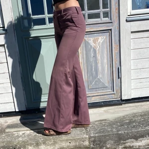 Kostymbyxor - Jättefina vintage kostymbyxor. Utsvängda och lågmidjade. Uppskattningsvis storlek 34 men insydda så går att sprätta upp💜💜