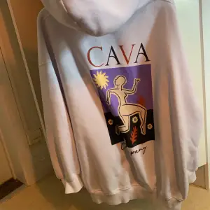 Så snygg overzised hoodie från cava company. Väldigt fint skick då den knappt är använd.  Stl: L Frakt: 89 kr