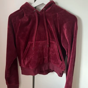 Juicy coutore dress - Jag säljer min juicy coutore dress, då den inte kommer till användning den är använd i ett fåtal gånger och ser ut som en ny dress. Tröjan är i storlek S och byxan i storlek M 