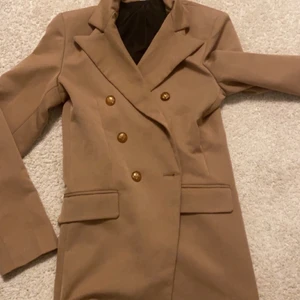 SHEIN blazer strl M - Säljer min fina blazer, den är jättesnygg och passar till precis allt. Den har använts nästan 3 gånger. Den är medium (m) men den kan också passa dig om du har en storlek S/M.