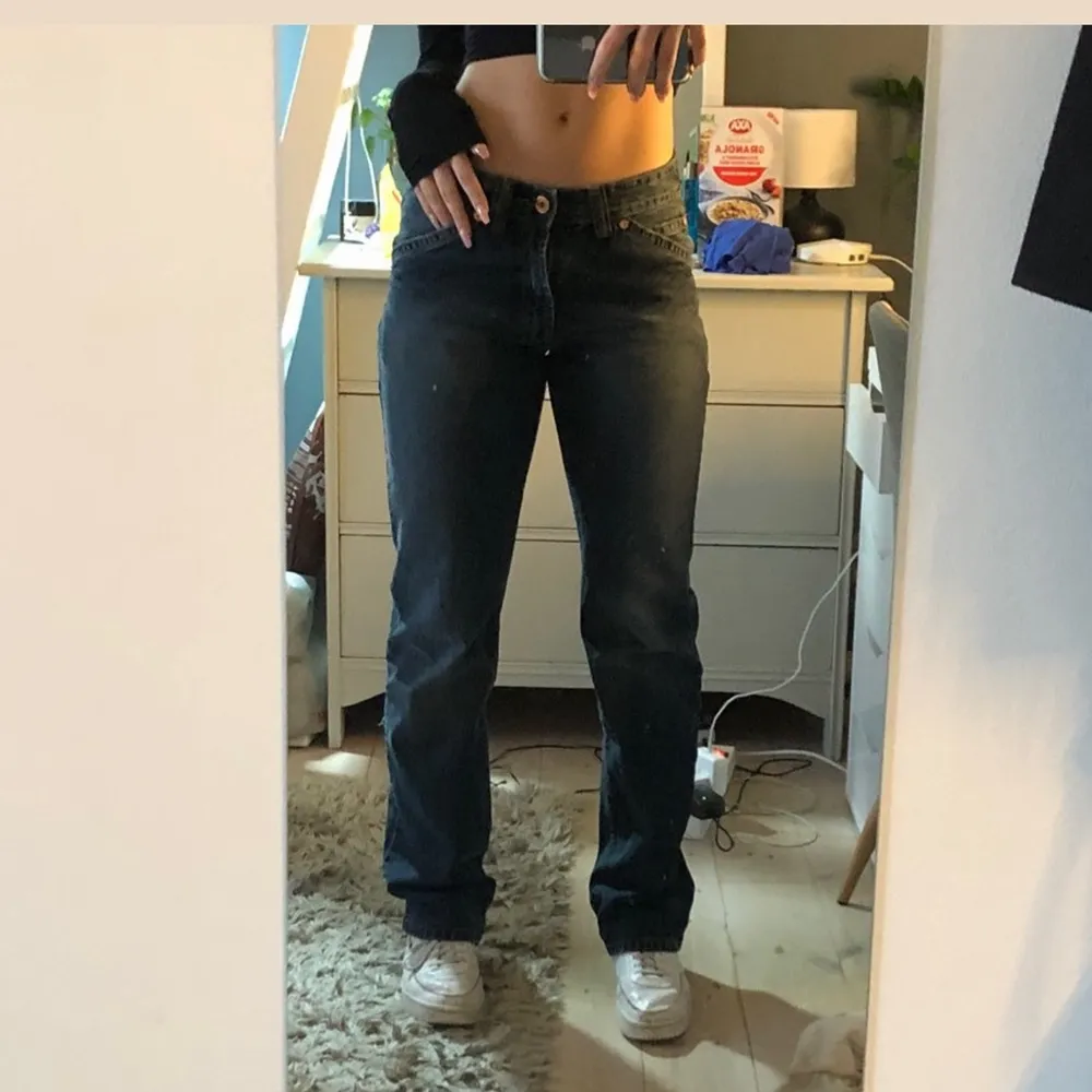 Baggy lågmidjade jeans från replay (ser mörkare ut än va de är!!!). Står ingen storlek men jag har 25-27 i midjan vanligtvis. Midjemått: 78 cm och Innerbensmått: 83 cm. Jag är 176 cm. Jeans & Byxor.