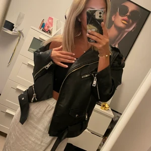 Skinnjacka  - Säljer min skinnjacka från Zara, köpt för ungefär 2 år sen💕 Använd rätt mycket men är ändå i bra skick.  Den är i strl s/m och är även oversized. 