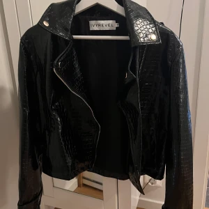 Skinjacka  - Säljer nu min skinjacka från ivyrevel🤍 Aldrig använd så finns inga defekter eller annat, strl 38 och jag är 1,62 och den sitter bra på mig. Skulle säga att den är normal i storleken💗💗