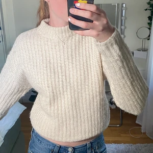 Stickadtröja  - Stickadtröja med en liten krage från hm!