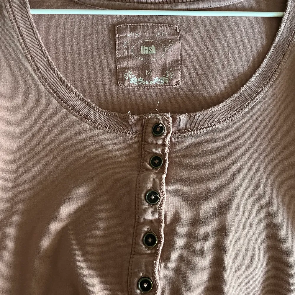 En urringad tröja med bella swan vibe. Den är från märket Flash🍂💌. Skjortor.