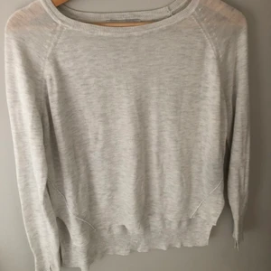 Tunn vit tröja från zara i strl S - Säljer denna tunna vita tröjan med lite gråa inslag i från zara. Den har slitsar på sidorna och längst ner vid armarna. Den är i bra skick utan några fläckar. Säljer då den ej kommer till användning längre. Kom privat vid intresse och för flera bilder 💕.
