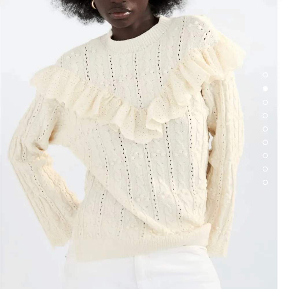 Säljer denna virkade tröja från Zara som är helt slutsåld. Perfekt nu till hösten och vintern! Endast testad och lappen sitter kvar. Skriv privat för fler bilder💕💕 . Tröjor & Koftor.