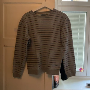 Randig sweatshirt - En blårandig grå sweatshirt från Gstarraw. Barnstorlek 160 men passar mig som är en S. Skriv för fler bilder!