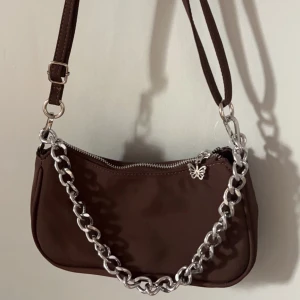 Väska från bershka  - Brun väska från bershka, knappt använd.