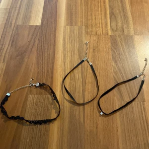 Tre st chokers - Säljer dessa tre chokers från H&m på grund av att dom inte kommer till användning längre, reglerbar läng.