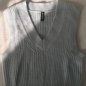 Stickad topp - Säljer denna supersöta stickade toppen från hm. Superbra skick. 35 kr + frakt💕