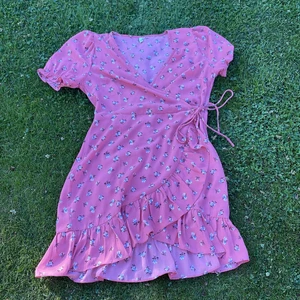 40 - Blommig klänning från nelly