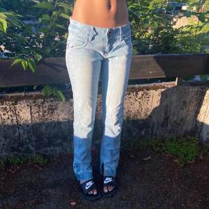 Supersnygga och långa jeans! Skulle uppskatta storlek s/m i midjan och modellen är ca 180 men skriv för mått💗 kan mötas upp i Stockholm annars står köparen för frakten:)