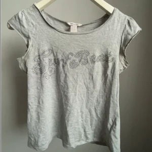 Cropped tröja  - En cropped T-shirt med gulligt print 