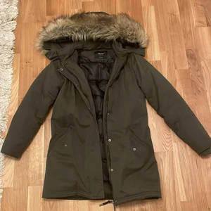 Vintejacka dam - En militärgrön vinter jacka från Only. I bra skick och endast använd i en vinter!