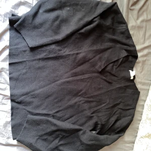 Tjocktröja - Säljer nu denna super mysiga tjocktröja ifrån hm, då jag rensar ut massor.(kolla gärna min profil) Tröjan är i storlek M och är i ganska stretchigt material Tröjan är i väldigt fint skick! Vet ej hur mycket de väger! Så köper du så fixar jag de