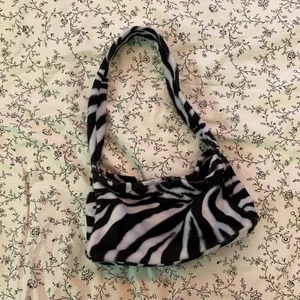 zebramönstrad väska! - riktigt cool väska jag köpt här på plick! säljer då det inte är min stil längre :-( använd några få gånger bara