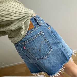 Oanvänd Levi’s kjol 🖤 - Säljer denna kjol då den tyvärr var lite stor på mig, originalpris 599 kr 🦋