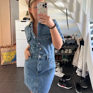 Jeansdress - Säljer denna superfina jeansdressen från MANGO i storlek 36. 