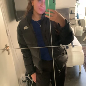 The North Face pufferjacket 700 - Intressekoll på Dunjacka från The North Face i storlek L. Den är dammodell 700 och köptes vintern 2019 och är efter det sparsamt använd. Älskar den men den kommer inte till användning. 