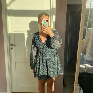 Zara klänning - Zara klänning med blommönster, storlek M