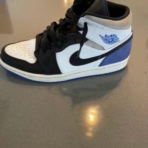 Jordans - Väldigt bra skick, bara använts ett par gånger!  Har kvar digitalt kvitto från Nike och boxen. (Priset kan diskuteras)