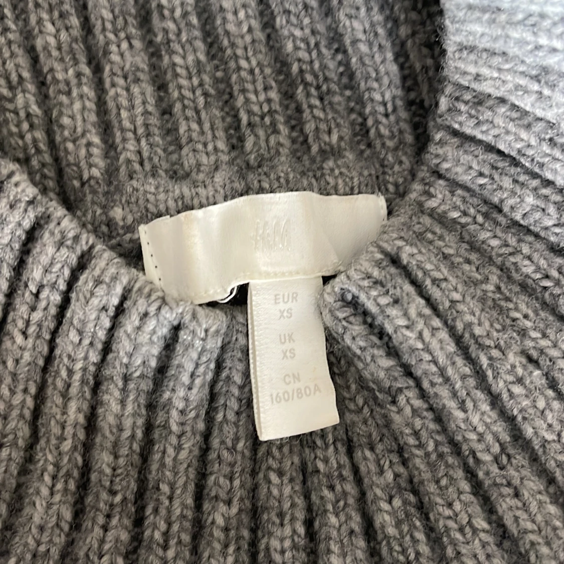 Stickad grå tröja - 91