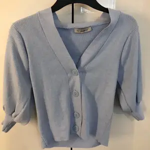 Jätte fin blå kofta/tröja från Chiquelle! Knappt använd. Mjuk & skön. Lite ” overzized look! ”