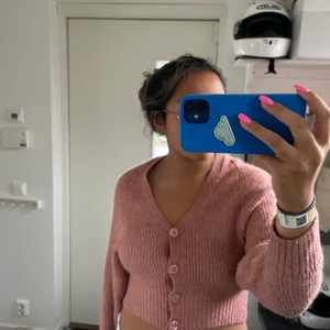 Rosa stickad cardigan  - Säljer denna fina rosa stickade cardigan som sticks men annars väldigt fin. Priset kan diskuteras 💕💕