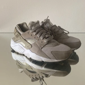 Nike Air Huarache sneakers strl 36  - Köpta i L.A och användes i princip bara under de två veckorna jag var där. Lite puts av sulan så är de som nya!     Storlek 36 