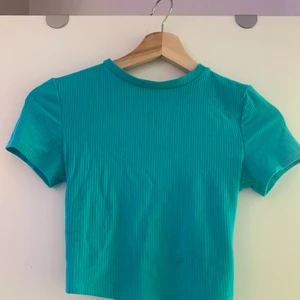 Topp - Superfin blå/grön topp med öppen rygg! Aldrig änvänd xxs men passar xs och kanske tilloch med s 