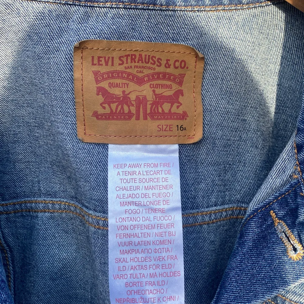 Levis Jeansjacka i mycket bra skick, perfekt som lätt skaljacka på tidig höst och vår! Pris:400 (originalpris: 1100kr). Jackor.