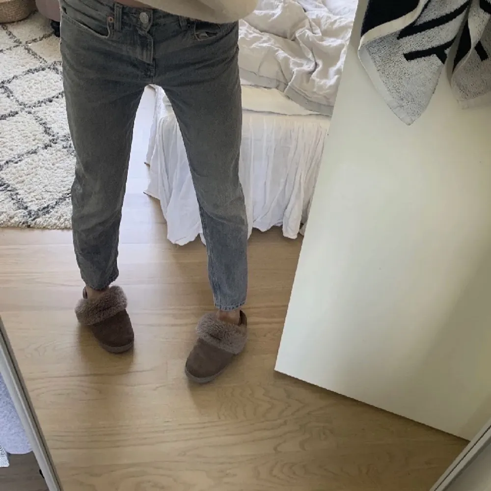 Säljer dessa superfina zara jeansen som är väldigt eftertraktade!💕🙌🏼Älskar de men måste tyvärr sälja då de har blivit för små, storlek 34💕sista bilden är min egna . Farkut & Housut.