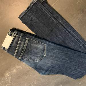 Galet snygga Acne Jeans som tyvärr har blivit för små. Mörkare tvätt, relativt lågmidjade, rak modell. Storlek 25/32. Bra skick. 