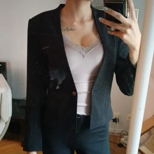 Kostym kofta - Säljer min kostym kofta som tyvärr inte kommer till någon användning. De är spegeln som är smutsig. För fler bilder gör av er 