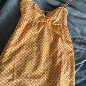 Söt orange klänning från hm i storlek 36. Köpt förra sommaren men säljer då den inte kommit till användning tyvärr 😕 köparen står för frakten, kan skicka spårbar eller inte, köparen bestämmer💞 