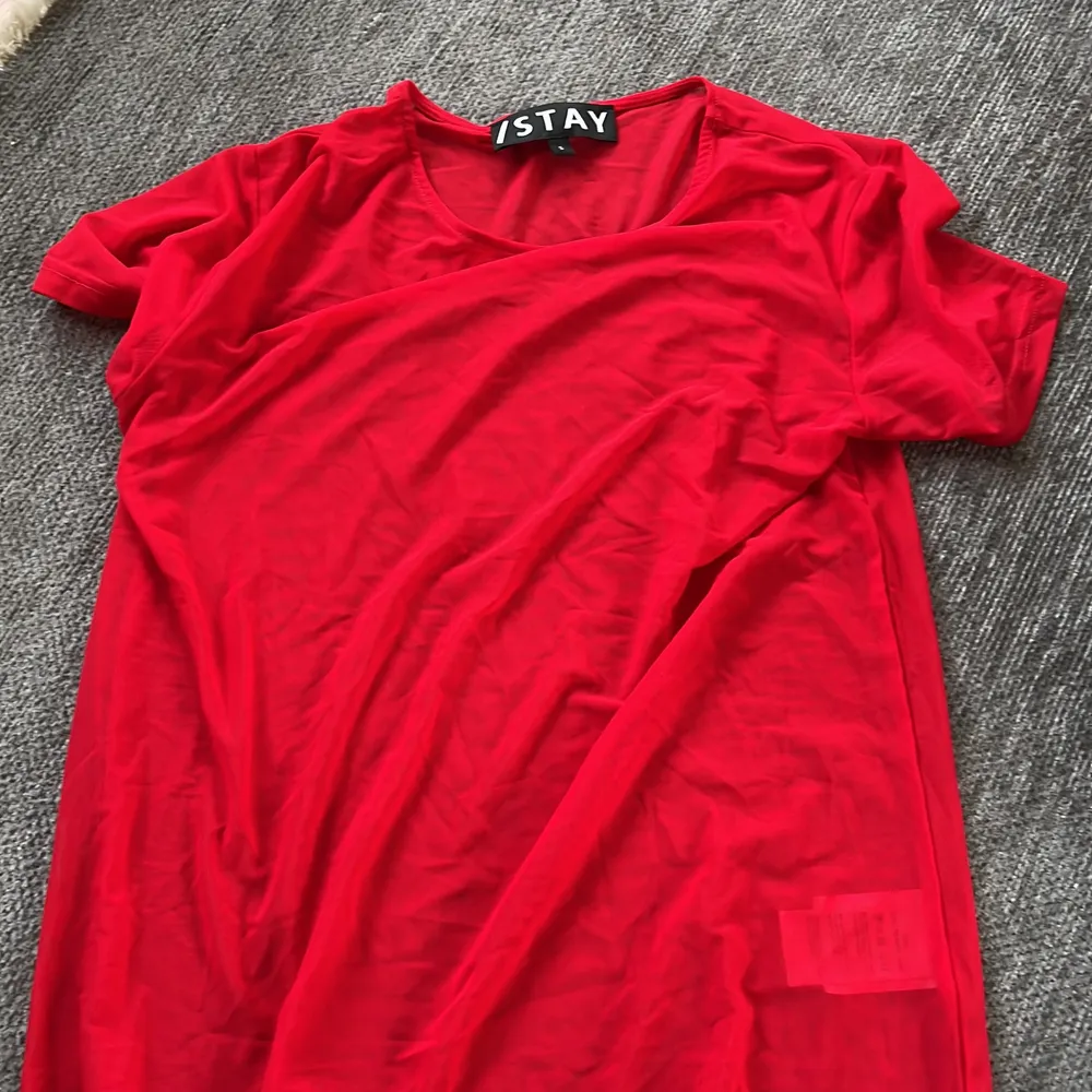 Köpt på carlings snygg röd T-shirt transparent . T-shirts.