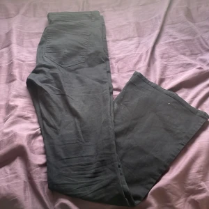 Bikbok Jeans - Jätte sköna och fina bikbok jeans som är utsvängda, super stretchig💕