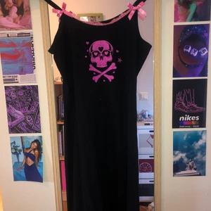 e-girl dress  - snygg mid length klänning som inte kommer till användning! figurnära men inte alls tight, jätteskön. möts i sthlm eller fraktar mot kostnaden 🌞