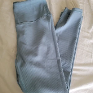 Oanvända träningsbyxor  - Ljusblå träningstights som tyvärr var för stora för mig. De verkar luftiga och är inte genomskinliga 😀