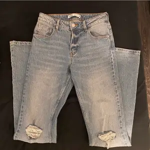 zara jeans endast använda 1 gång och därav är de i nytt skick. de är lågmidjade och bootcut, köp direkt för 180kr+frakt❤️‍🔥