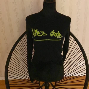 Långärmad tröja - En fin tröja med bra passform passar alla olika personer pga att den är stretchig.